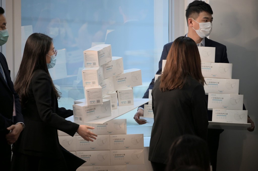 大聯盟本周末在全港18區向市民派發1,000萬個口罩。