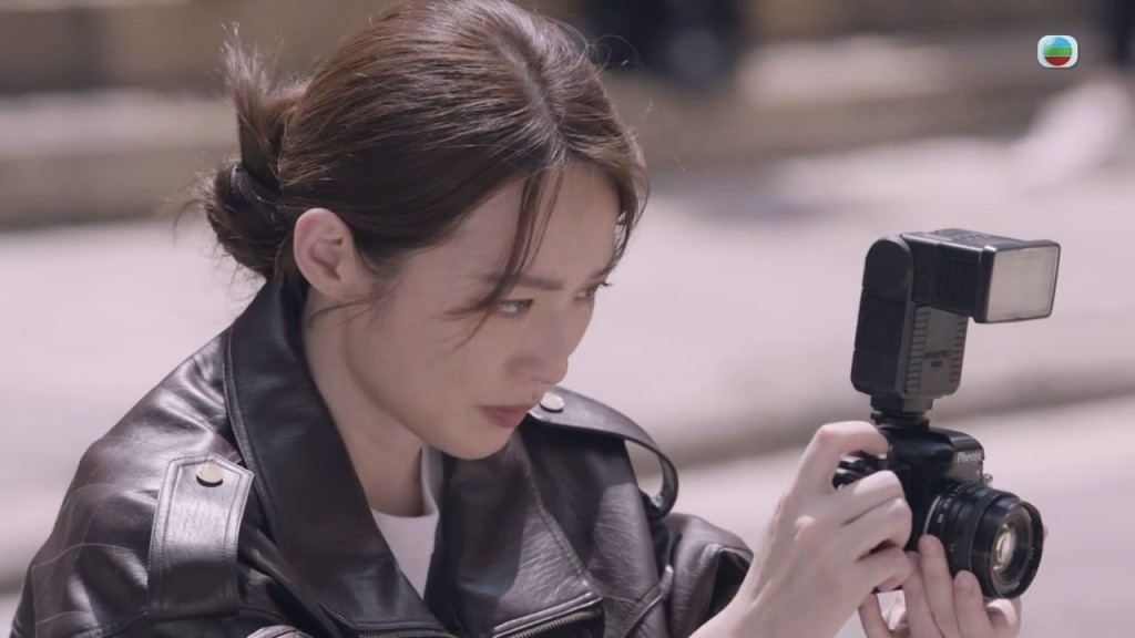 蔡潔在採訪現場，趕着拍攝新聞照片，細節滿滿。