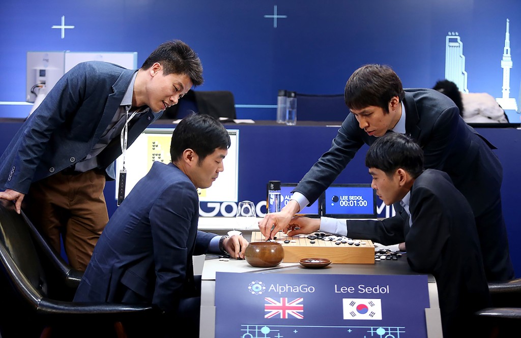 Deepmind藉围棋软件alphaGo，2016年击败世界冠军的韩国职业棋士李世乭成名。