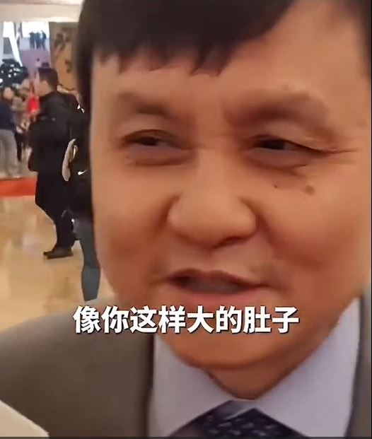 張文宏記者的肚子太大了。