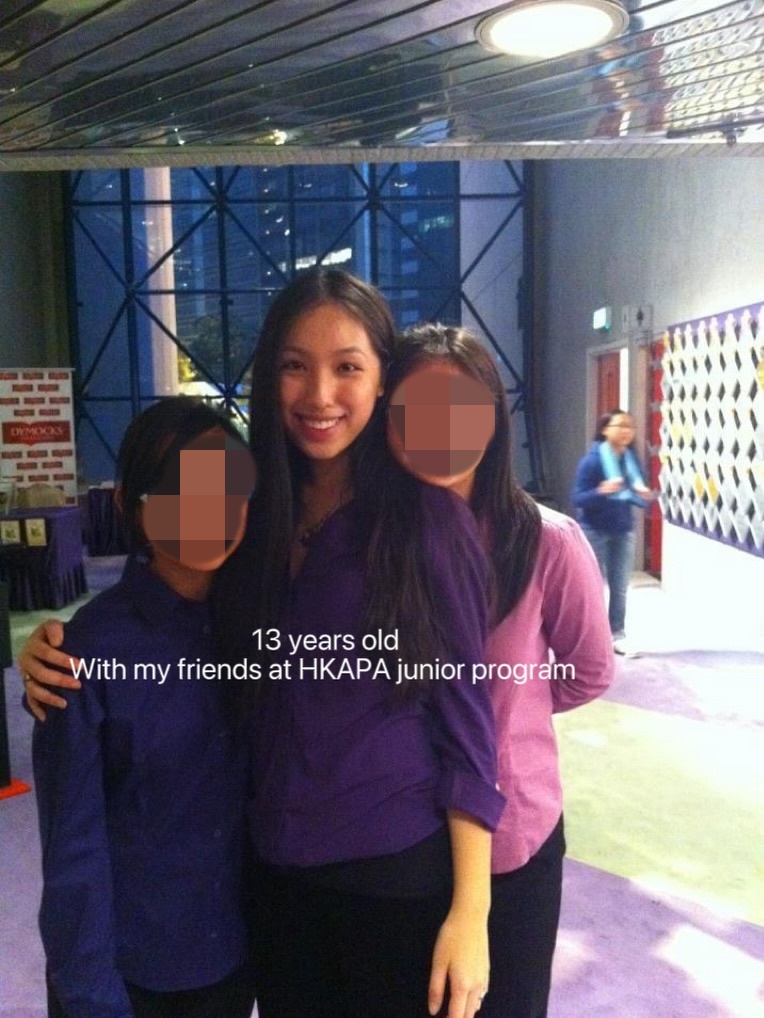 13歲的海兒已亭亭玉立,笑容甜美,充滿青春氣息,證實「由細靚到大」。 13歲的海兒已亭亭玉立,笑容甜美,充滿青春氣息,證實「由細靚到大」。