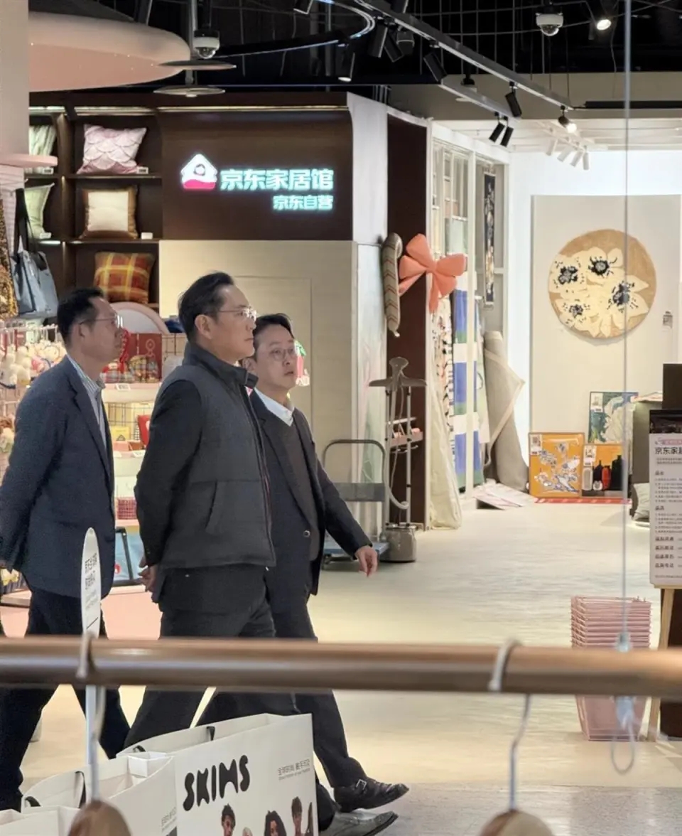 三星會長李在鎔一行人現身京東MALL，被網友拍下。