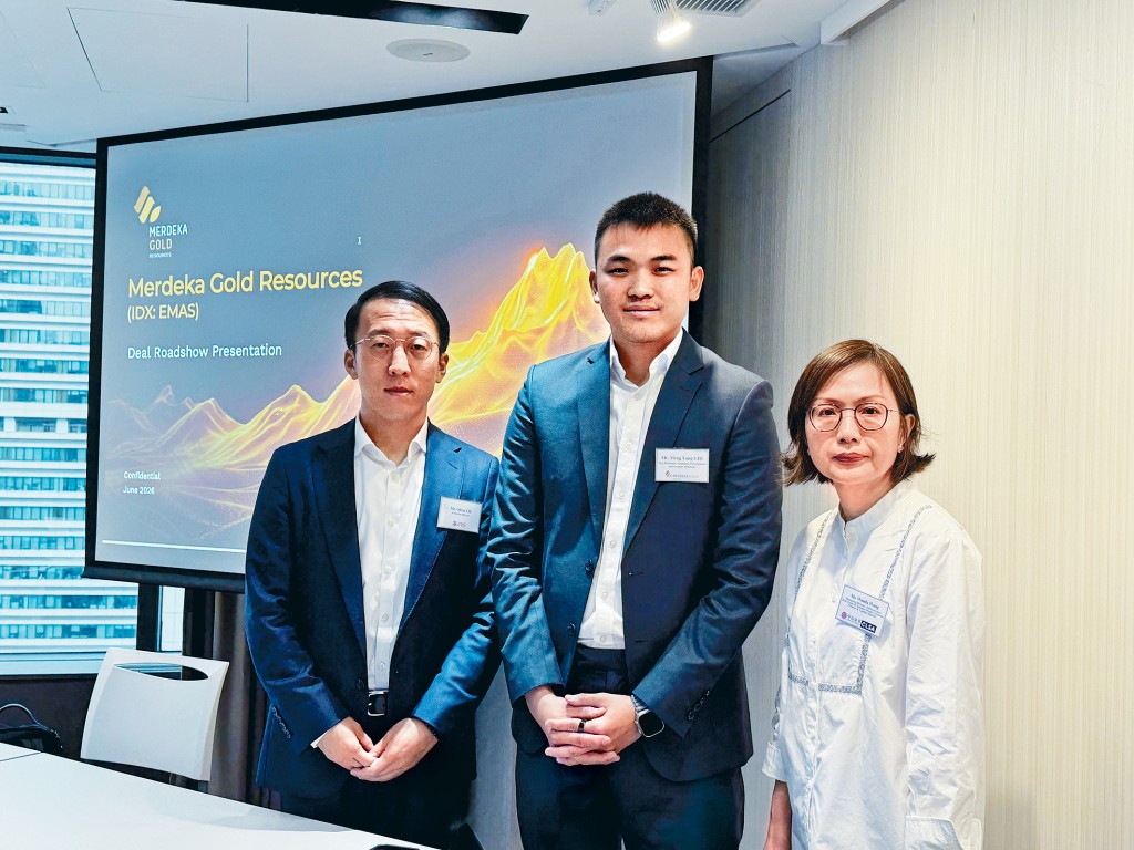 MERDEKA GOLD企業發展與投資者關係副總裁李明揚（中）表示，公司不需要額外的資金，加上控股股東不希望攤薄股權，故在港第二上市。