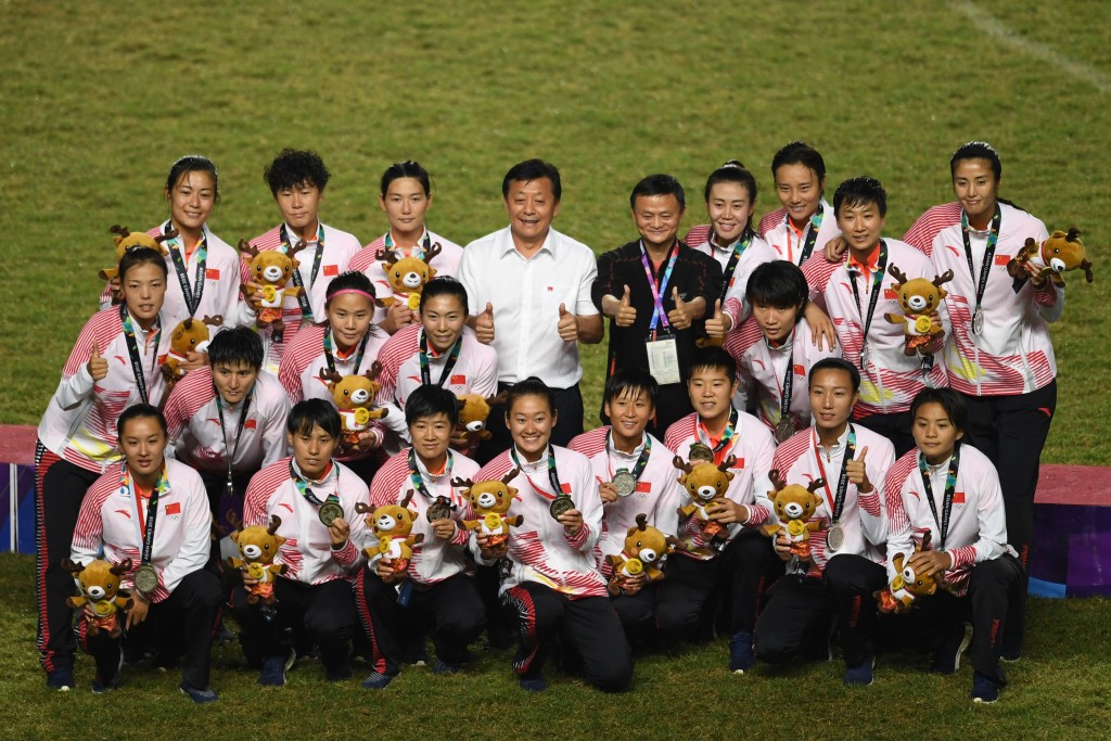 杜兆才（後中）帶領國家隊出戰第18屆亞運會女足決賽。新華社
