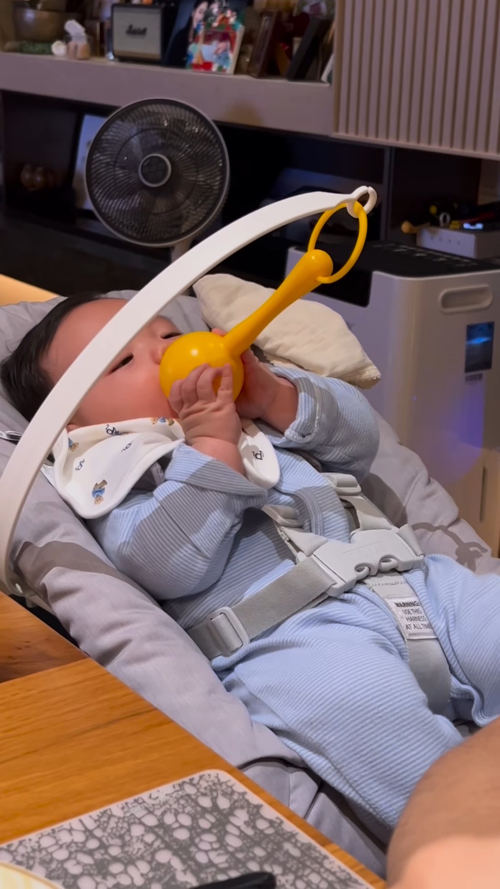 張寶兒會在highchair綁一個好像啷啷的玩具讓袁咕碌自己用手抓。
