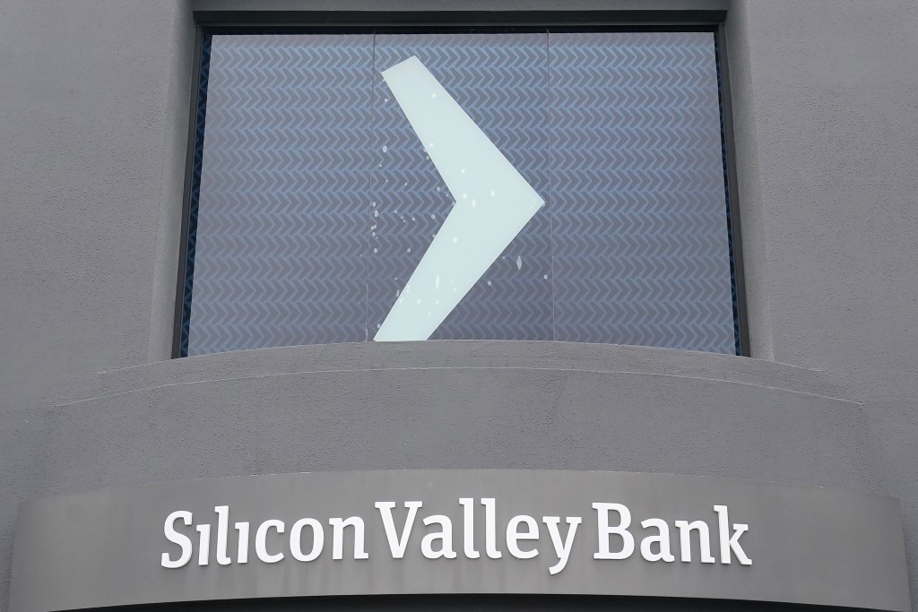 矽谷銀行（SVB）於3月10日擠提，並在收市後被美國聯邦存款保險公司接管後，多家分行隨即停業。