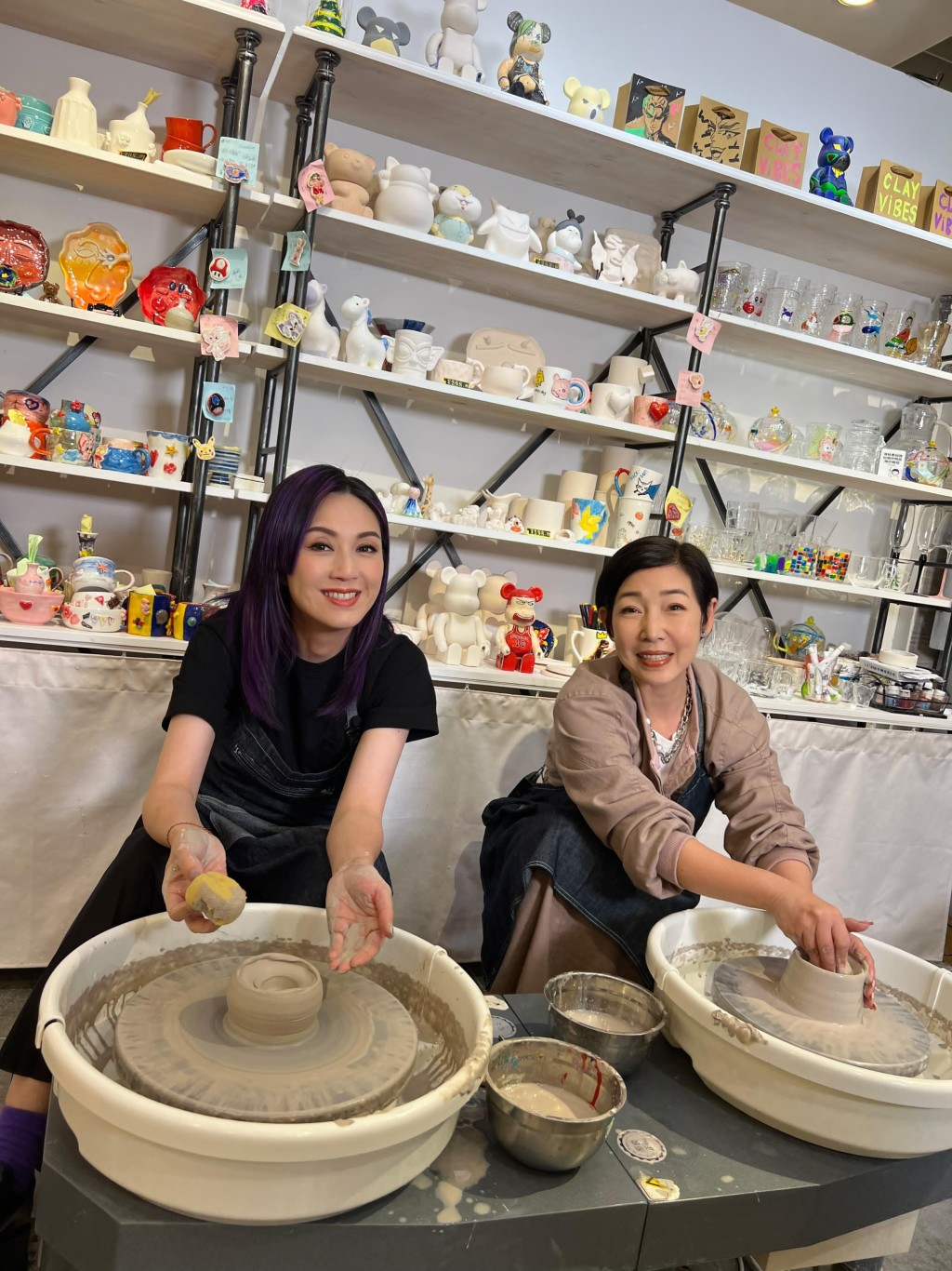 唱圆满结束后，（右）芷珊与千嬅（左）到了手工艺工作坊玩陶瓷。