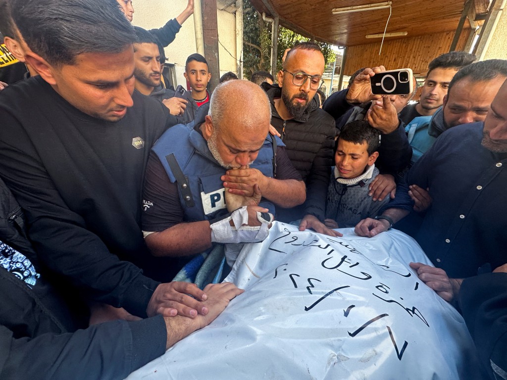 半岛电视台加沙分社社长达赫杜在丧礼中送别儿子哈姆扎。路透社