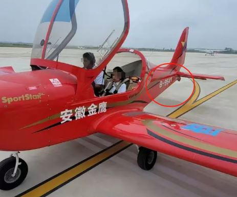 涉事俱樂部過去以收費498元人民幣，吸引遊客參加飛行體驗活動。微博