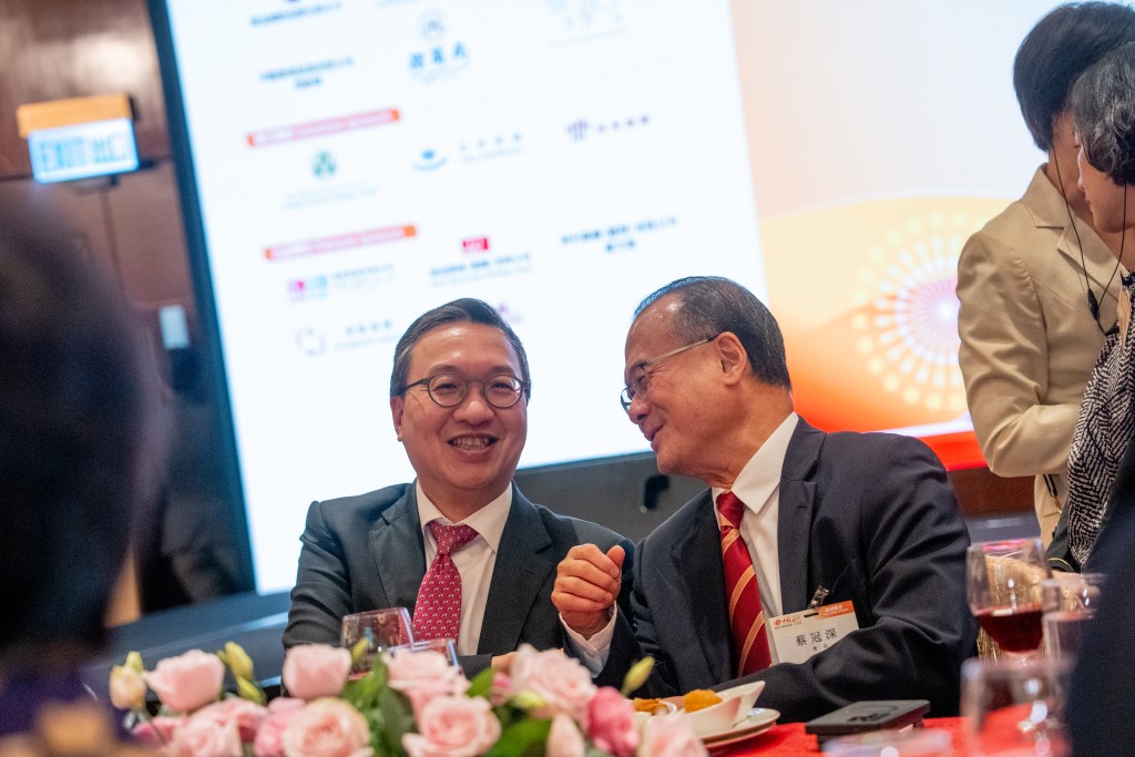林定國(左)今晚出席香港中華總商會125周年會慶晚宴。 林定國(左)今晚出席香港中華總商會125周年會慶晚宴。