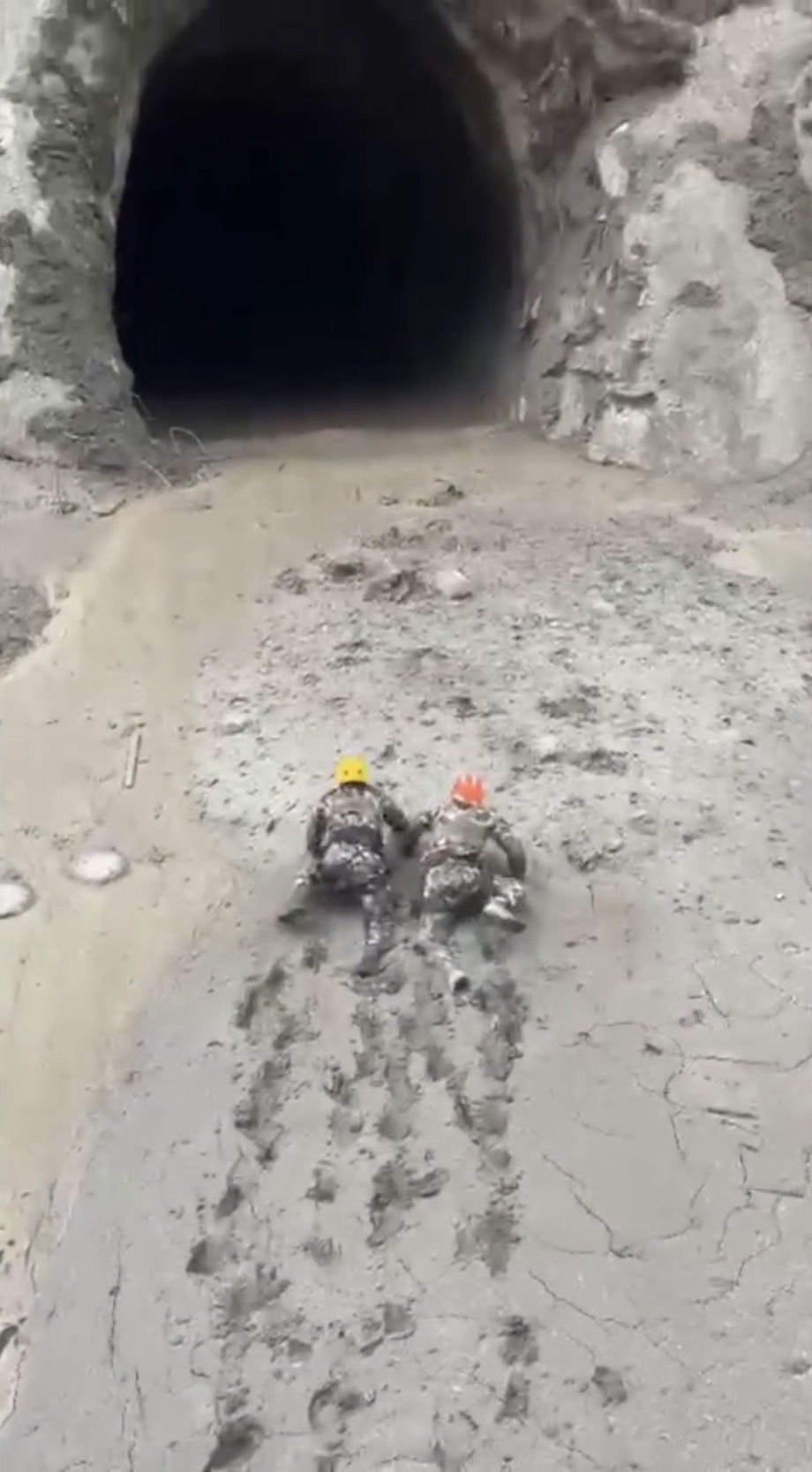 軍人遁泥濘坡道爬至隧道口。 fb / PMO Nepal 軍人遁泥濘坡道爬至隧道口。 fb / PMO Nepal