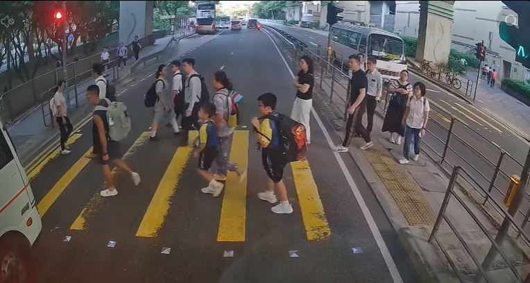 行人繼續過路。fb車cam L（香港群組）Kitty Chau影片截圖