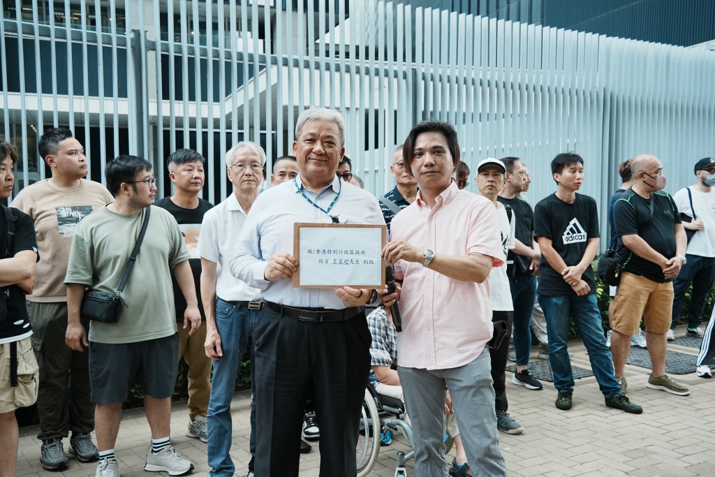 小車主捍衛權益關注組收集近5000名小車主的請願信轉交行政長官李家超。汪旭峰攝 小車主捍衛權益關注組收集近5000名小車主的請願信轉交行政長官李家超。汪旭峰攝