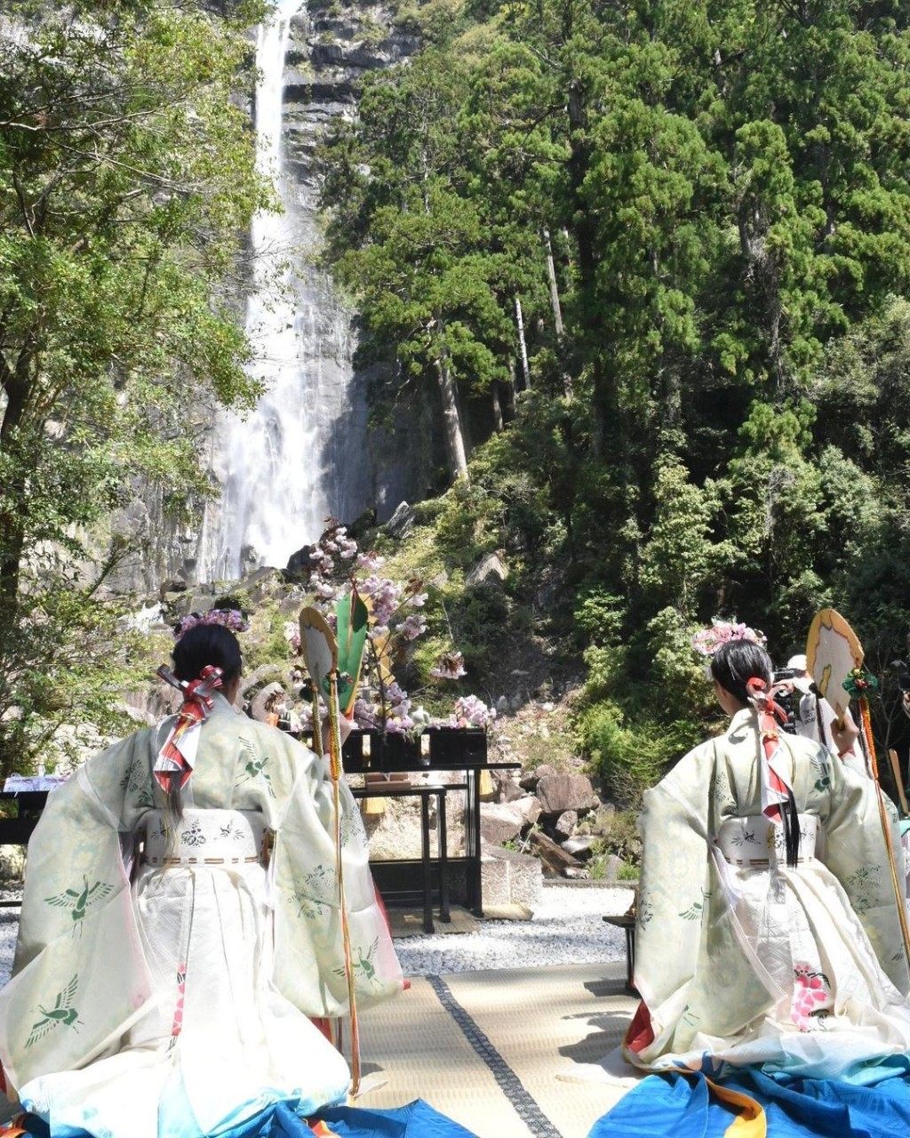 那智瀑布前的祭祀活动。（IG@kumanonachitaisha_official）