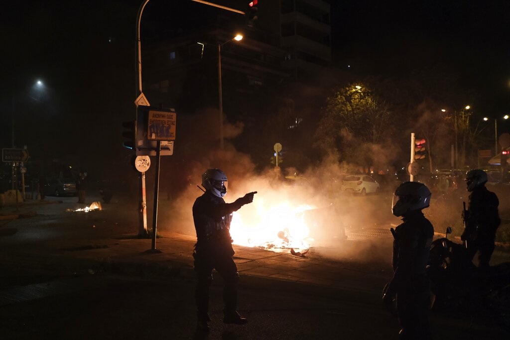 希臘街頭爆發暴力衝突，警方驅散示威者。AP圖
