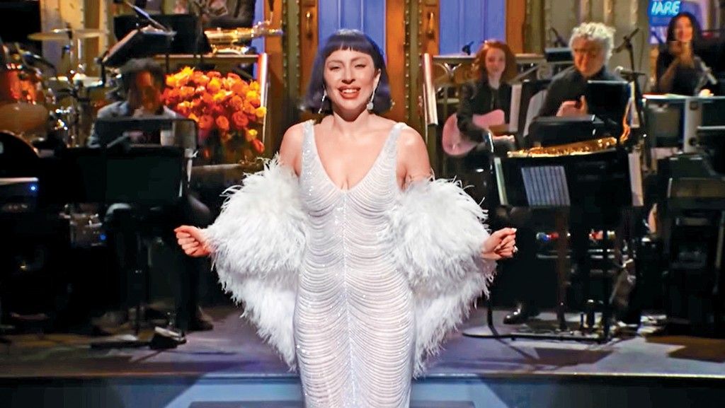 Gaga相隔11年再任《SNL》主持,並不斷自嘲。