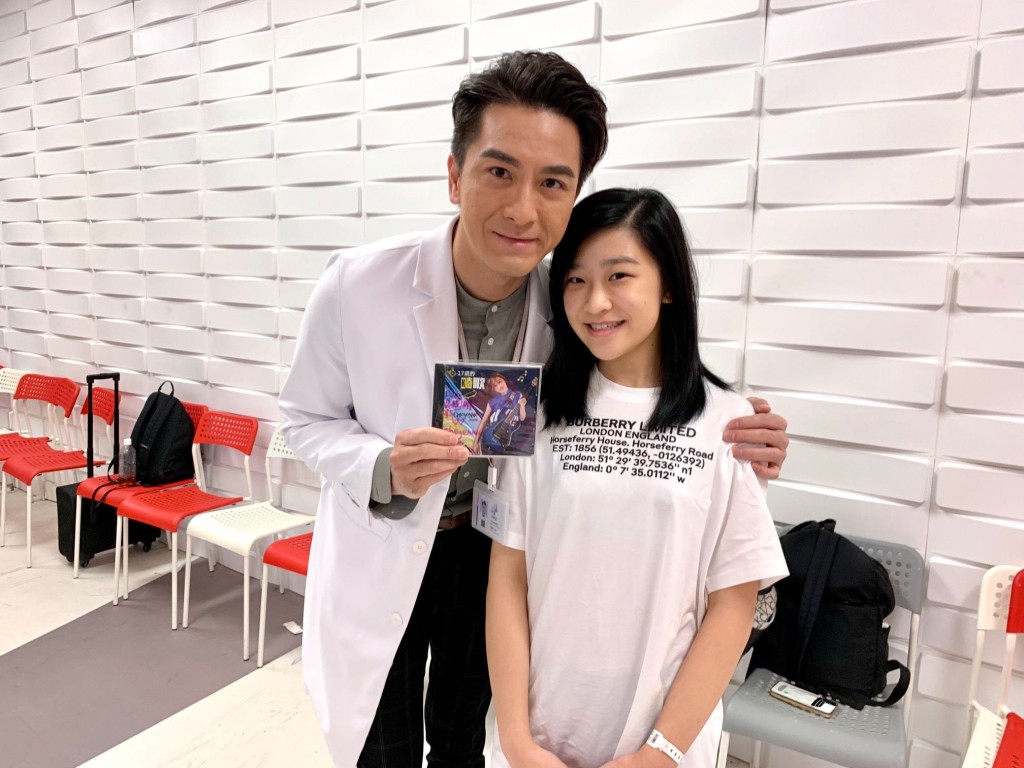 張若希送單曲CD給馬國明,喜獲對方鼓勵。