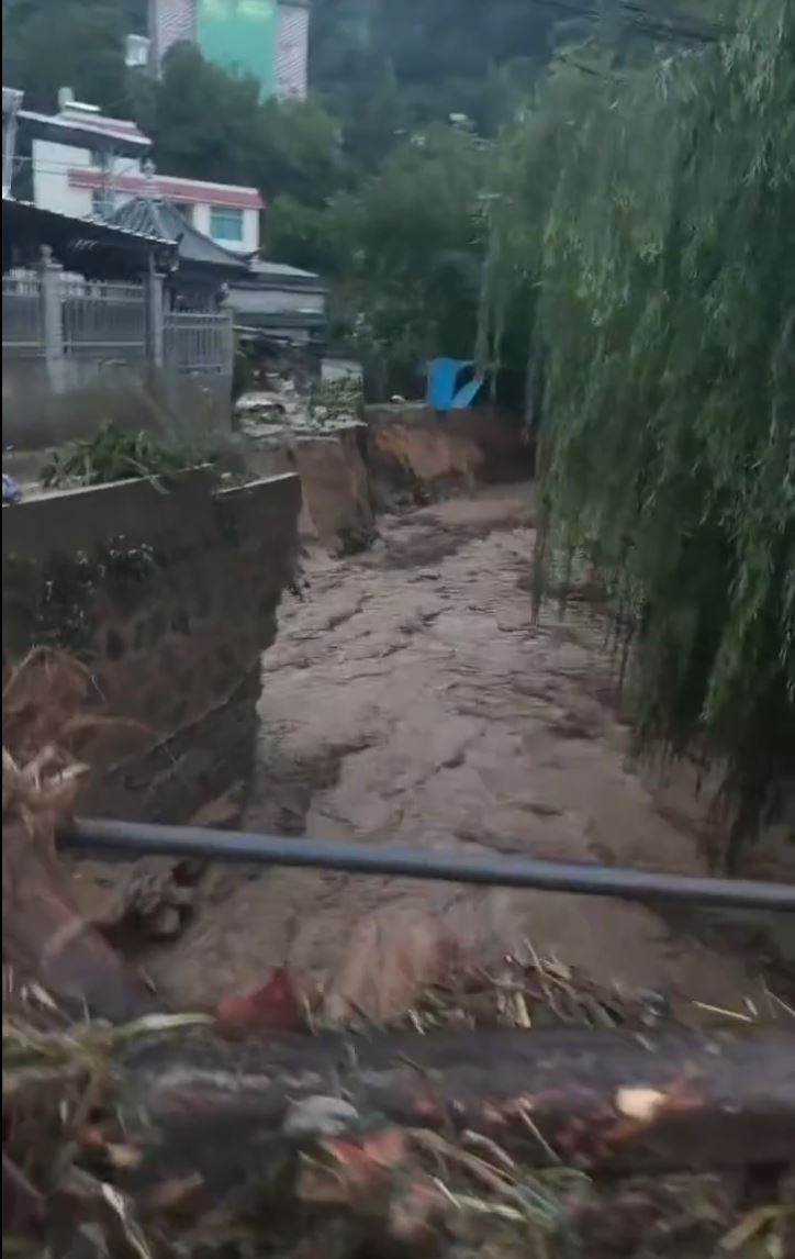雲南鳳慶暴雨誘發泥石流致2死4人失蹤。小紅書@魯史古鎮土特產