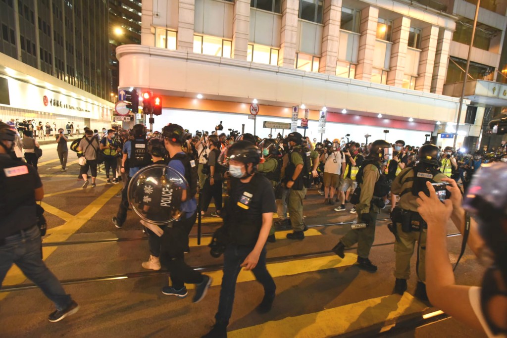 警方制服多人。
