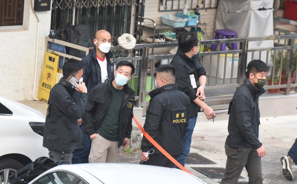西九龙刑事部警司锺雅伦(中)正调查跟进案件。(黄文威摄)