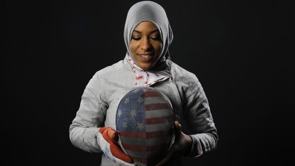 美国击剑运动员伊布蒂哈吉·穆罕默德（Ibtihaj Muhammad）是史上首位戴头巾出战奥运的美国运动员。 美联社