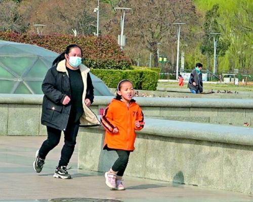 琪琪(右)每天跑步10公里鍛鍊,希望增重以進行骨髓移植手術。網圖