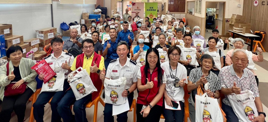 消防處聯同荃灣區防火委員會及關愛隊在今年暑假舉辦「關愛應急滿荃城」一系列防災應急活動。消防處FB圖片 消防處聯同荃灣區防火委員會及關愛隊在今年暑假舉辦「關愛應急滿荃城」一系列防災應急活動。消防處FB圖片
