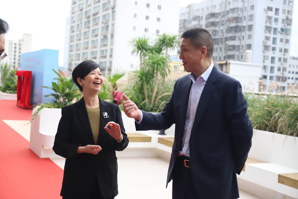 何永贤（左）及深圳市住房和建设局党组书记、局长徐松明（右）。何永贤FB图片