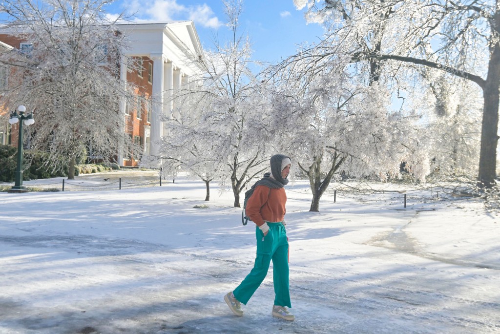 密西西比大学校园变冰天雪地。美联社