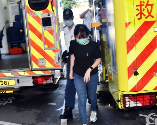受傷女生由救護車送院。