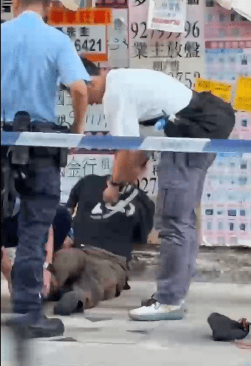 男子被按在地上,有警員協助男子穿回鞋子。Threads@harry._.816 影片截圖 男子被按在地上,有警員協助男子穿回鞋子。Threads@harry._.816 影片截圖