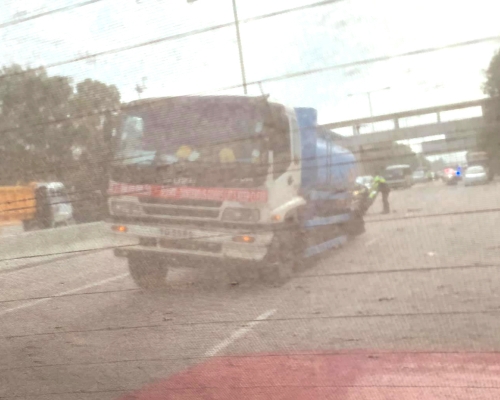 粉嶺公路有運油車甩轆。網民Tony Chow圖片