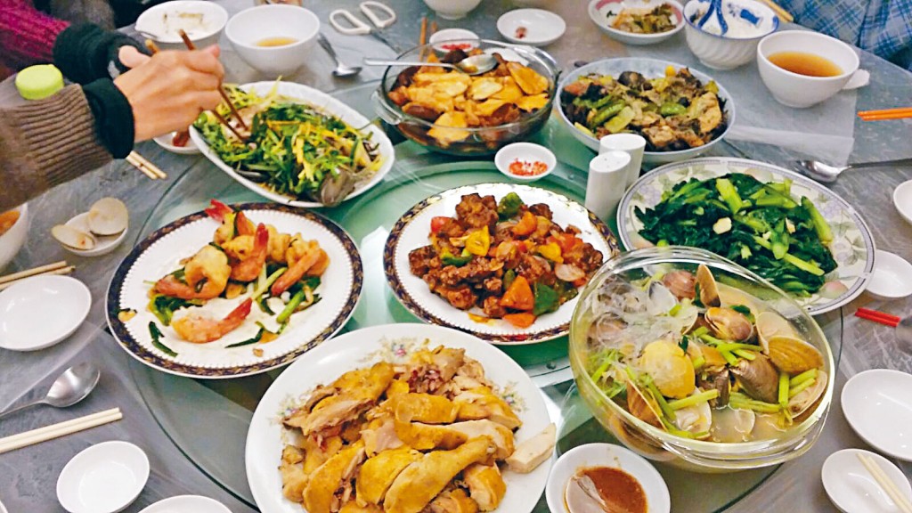 過年餐膳要慎選健康食物，切忌吃得太油膩。