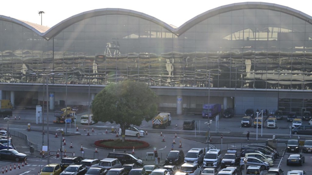 聖誕｜機場：所有私家車及輕貨長期泊位爆滿 籲旅客使用公共交通。資料圖片