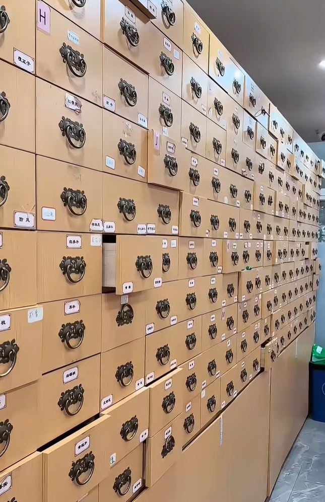 杜丁兩家因合作開中藥店而結怨。示意圖。小紅書