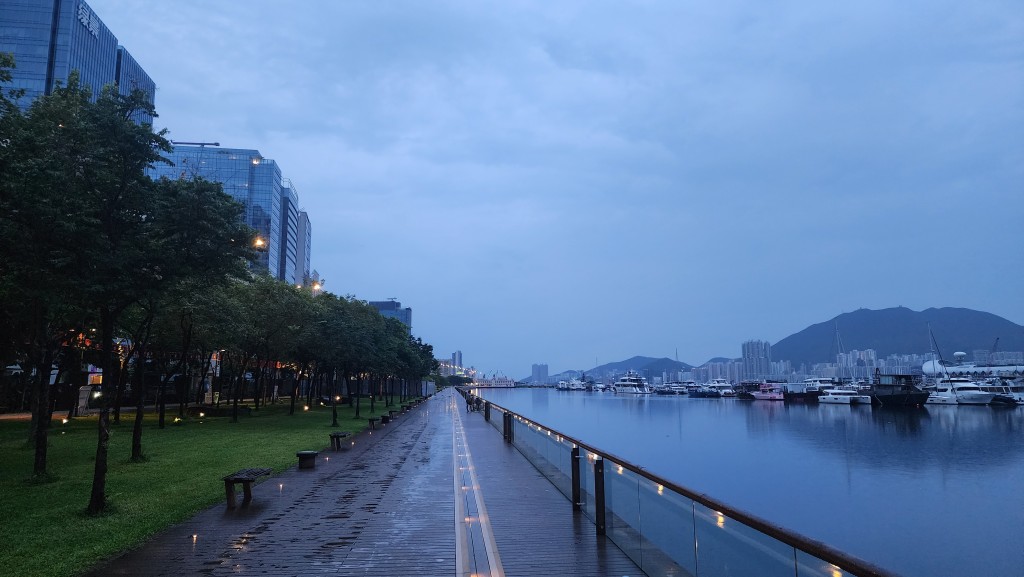 天文台:雷雨區正影響珠江口一帶 料未來兩三小時本港部分地區雨勢頗大