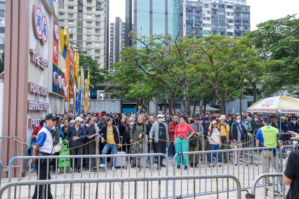 市民一早已在門口排隊等候入場，人群蜂擁。