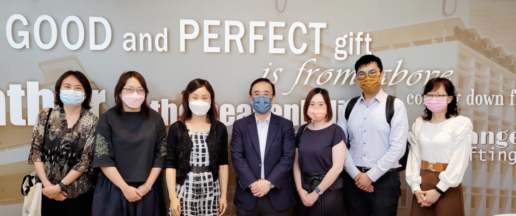 黃珮儀校長(左三)跟升學及生涯規劃組教師團隊包括何淑嫻 (右一)及張文卿(左二)與香港大學入學組代表會面。 黃珮儀校長(左三)跟升學及生涯規劃組教師團隊包括何淑嫻 (右一)及張文卿(左二)與香港大學入學組代表會面。