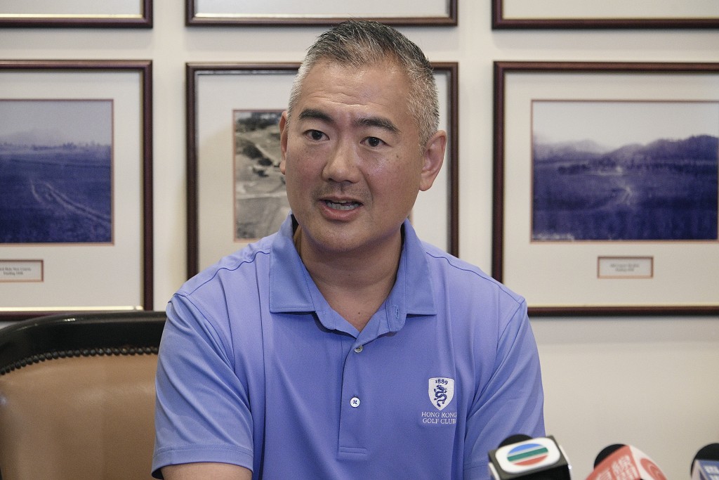 香港哥尔夫球会会长郭永亮总结举办LIV Golf 的经验。陈浩元摄