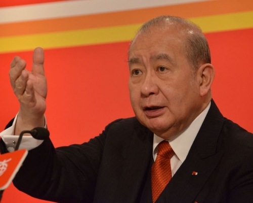 東亞銀行董事會主席李國寶及其胞弟李國章今入稟高院,希望法庭取消其表兄弟林東仁,作為二人已故父親李福樹的遺囑執行人的身分。 資料圖片