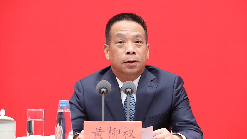 黃柳權曾在港澳辦澳門司工作。