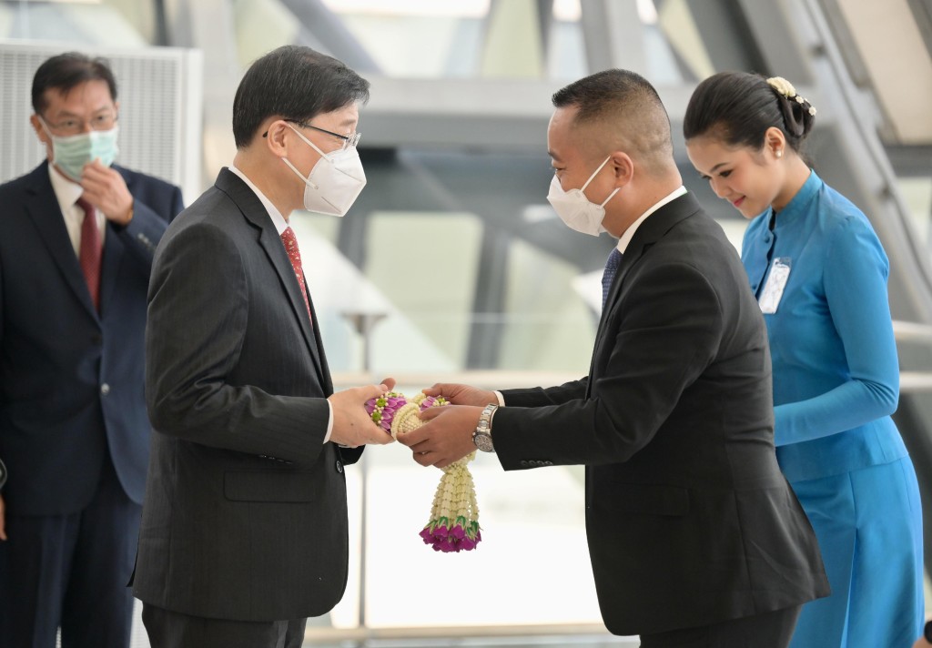 李家超11月17日抵达泰国曼谷，出席亚太区经济合作组织二○二二领导人非正式会议及相关会议。（政府新闻处）