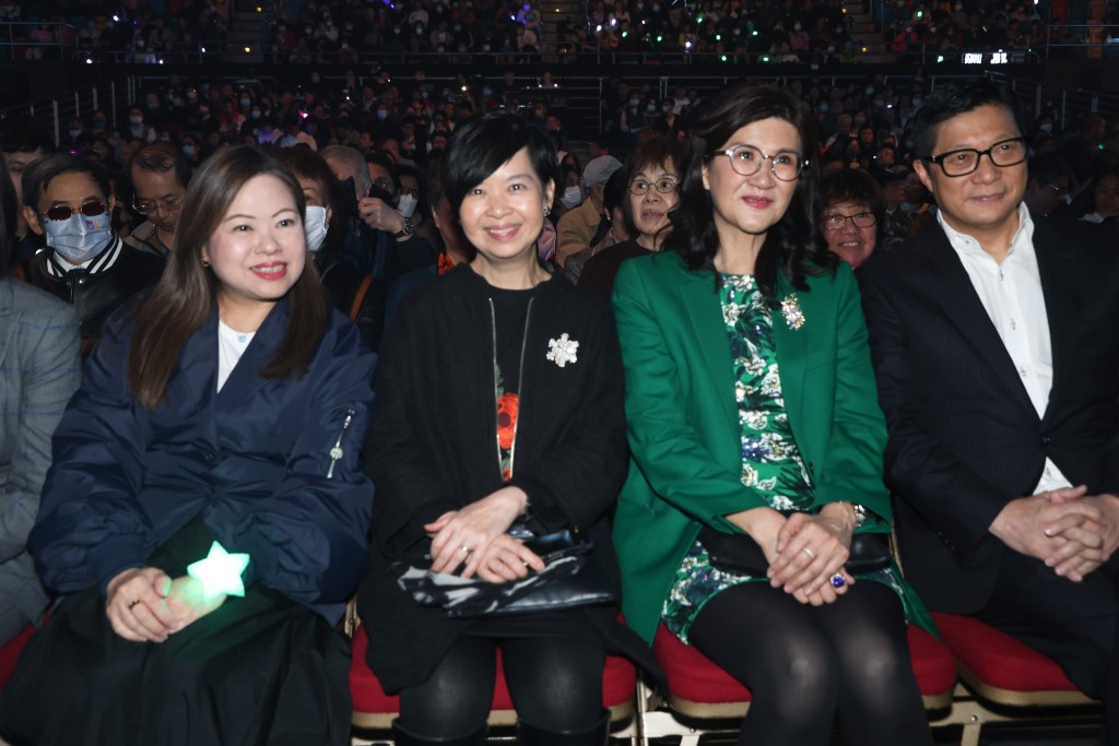 何永賢，羅淑佩和彭韻僖一同欣賞演唱會，座上客更有保安局局長鄧炳強。