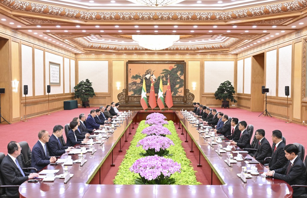 國家主席習近平在北京人民大會堂同來華進行國事訪問的緬甸總統敏昂萊舉行會談。 新華社
