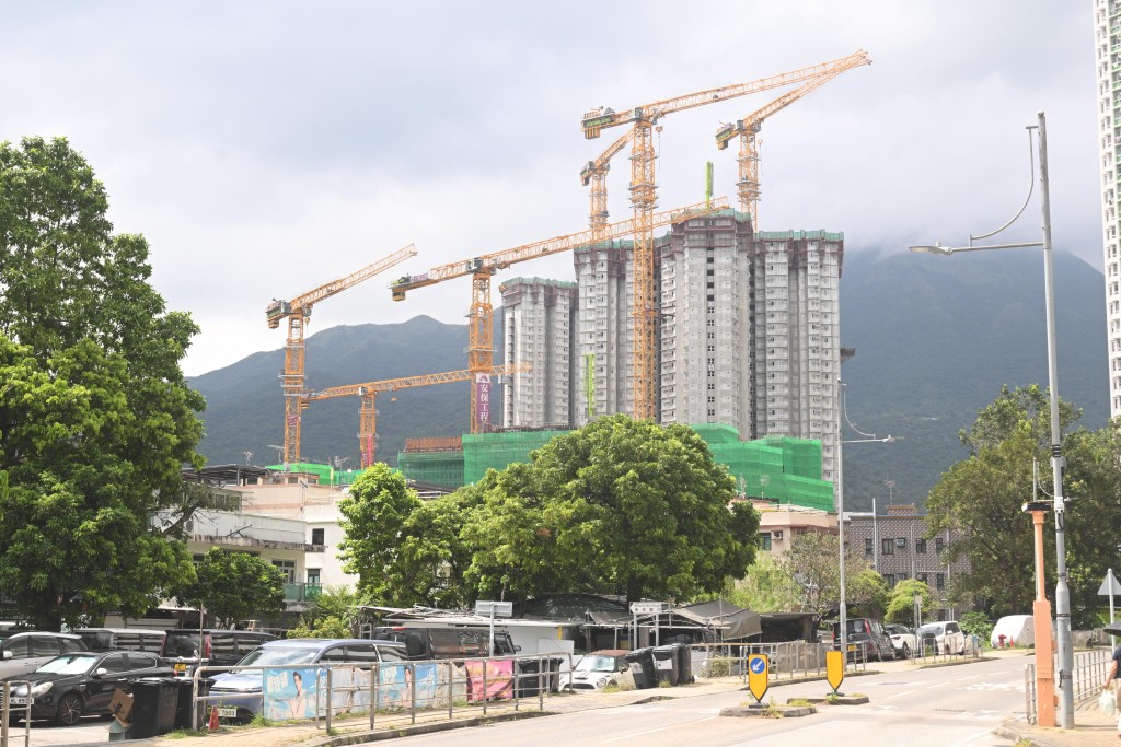 甯漢豪指出,發展局推出全新服務及預審準則,協助業主評標並提供精選名單。 甯漢豪指出,發展局推出全新服務及預審準則,協助業主評標並提供精選名單。