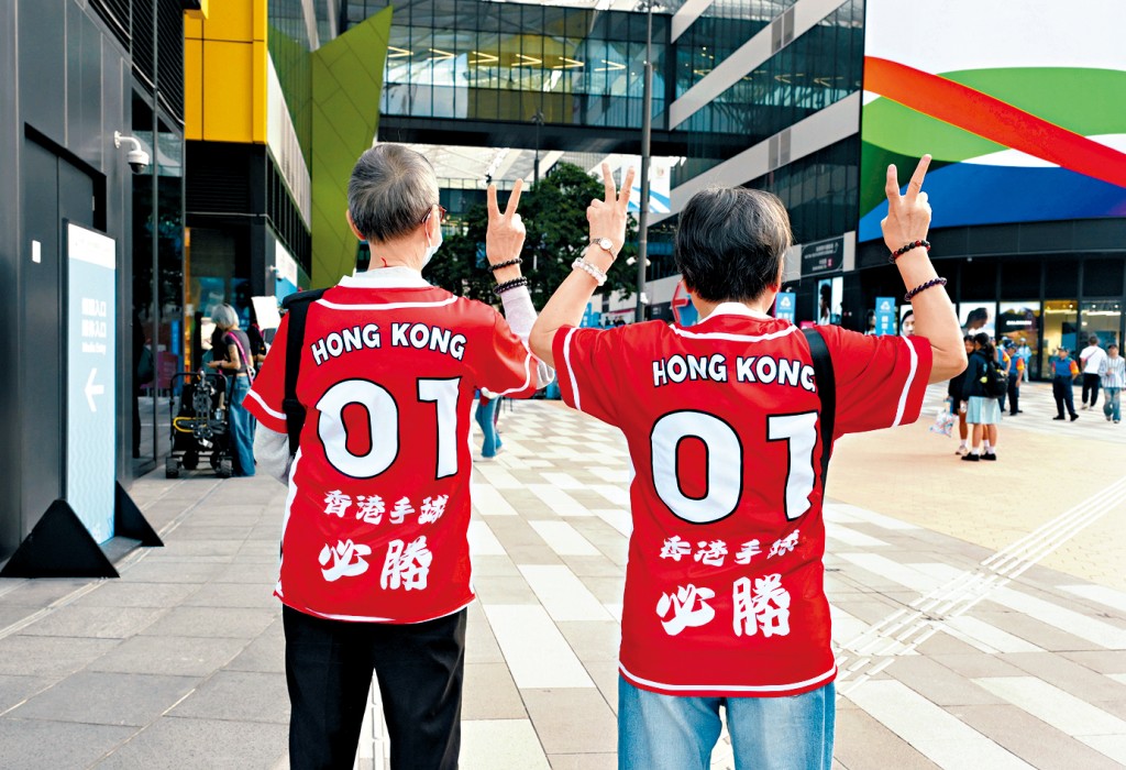 有球迷特意穿上打气球衣，期望手球队必胜。