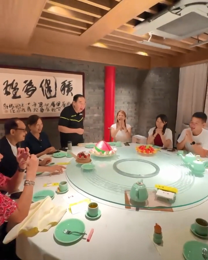 鄭則仕獲一班朋友慶祝生日。 鄭則仕獲一班朋友慶祝生日。