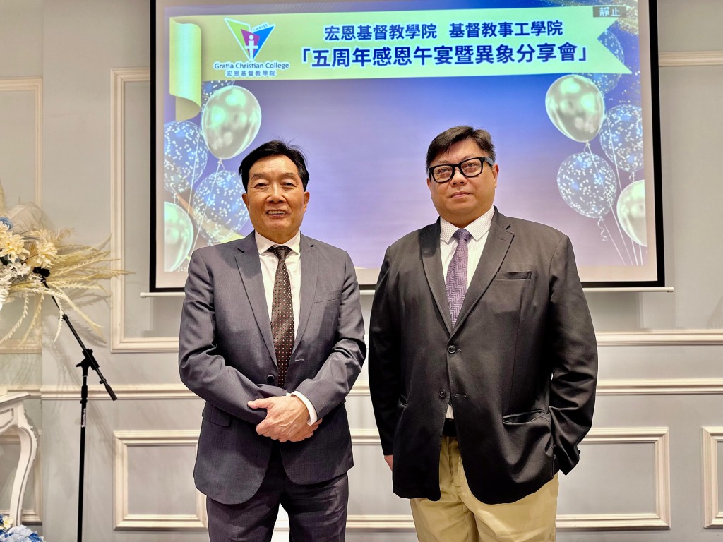 崔康常(左)表示,對宏恩基督教學院收生人數有信心,強調該校「絕對不會」因收生問題被取消註冊。右為吳瑞龍。 崔康常(左)表示,對宏恩基督教學院收生人數有信心,強調該校「絕對不會」因收生問題被取消註冊。右為吳瑞龍。