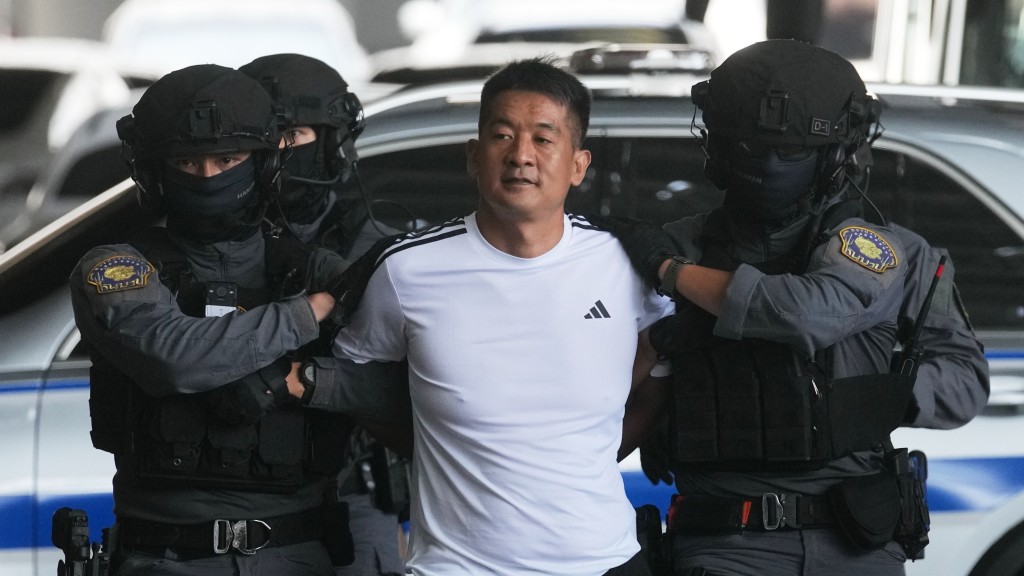 KK園區「揸fit人」佘智江被押送至曼谷機場，引渡回中國受審。 美聯社