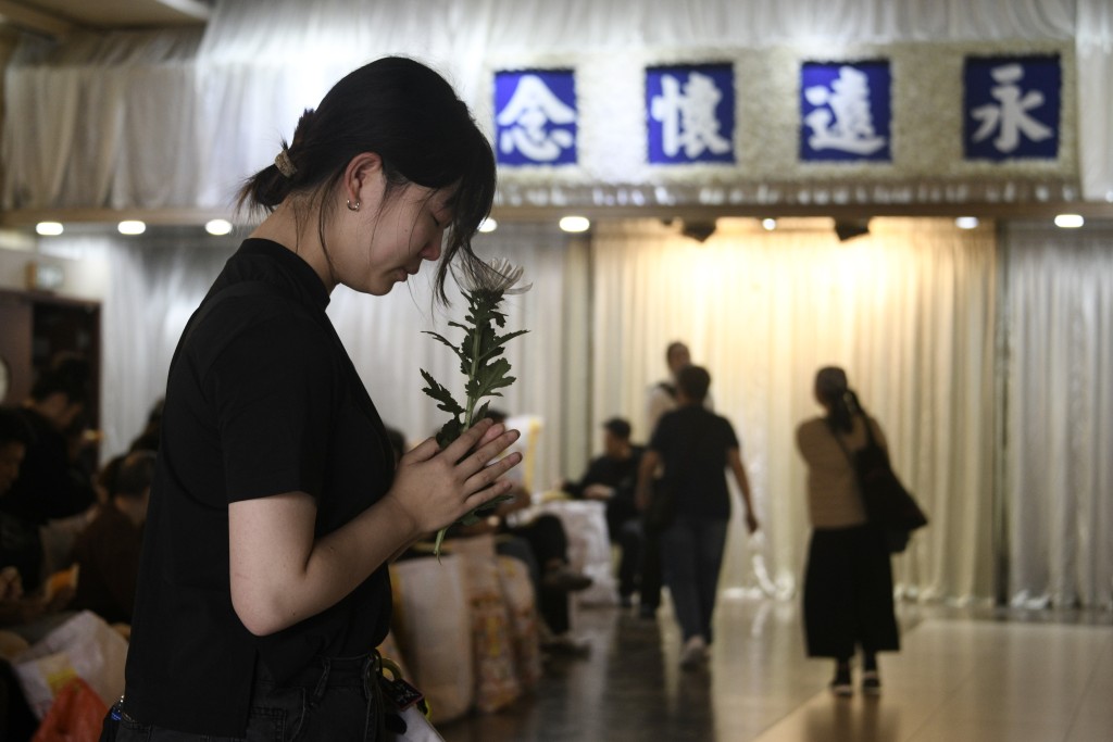 巿民合什向死難者默哀。 巿民合什向死難者默哀。